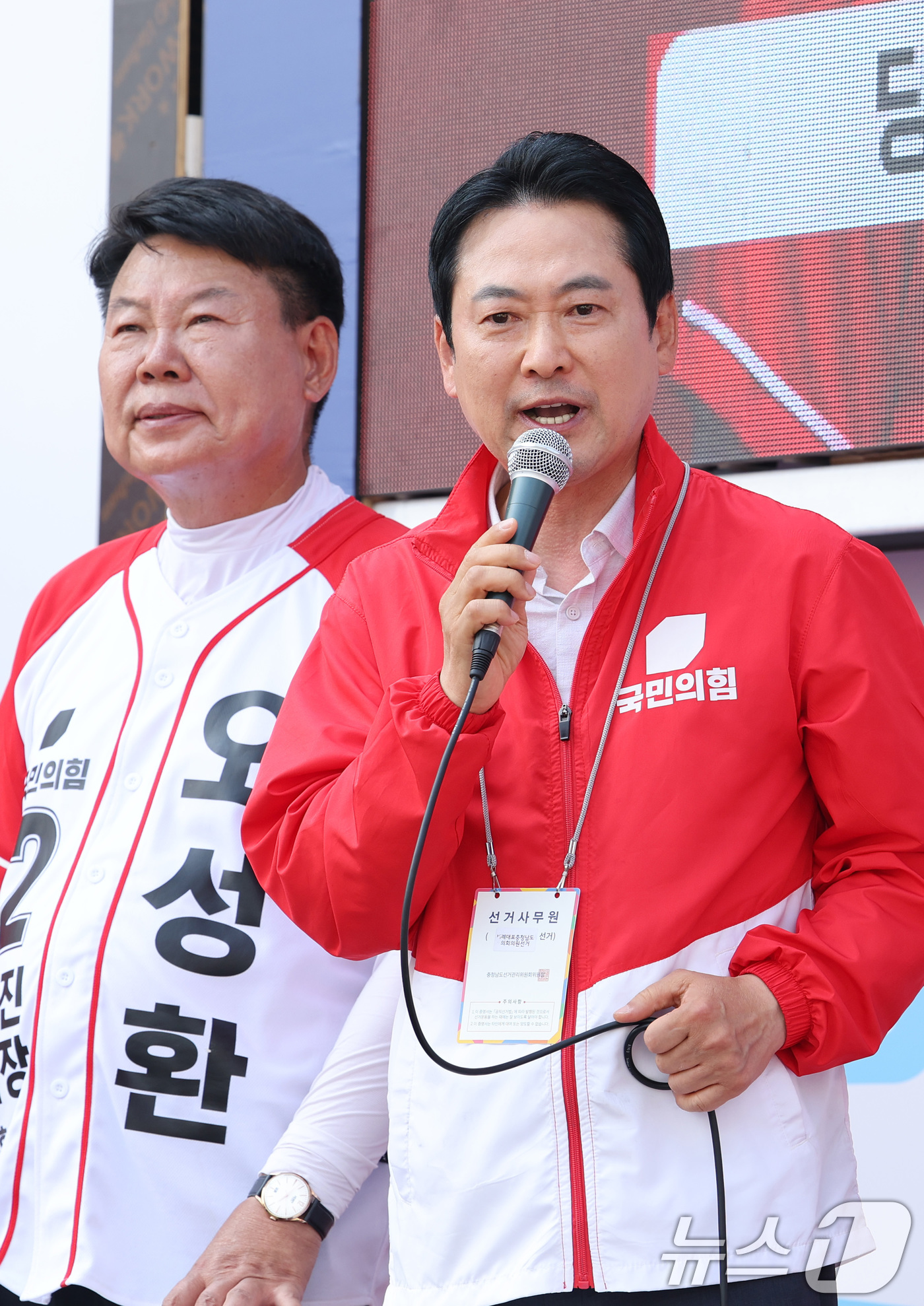 (당진=뉴스1) 신웅수 기자 = 장동혁 국민의힘 대표가 2일 충남 당진시 당진구터미널로터리에서 시민들에게 오성환 당진시장 후보 지지를 호소하고 있다. 2026.6.2/뉴스1