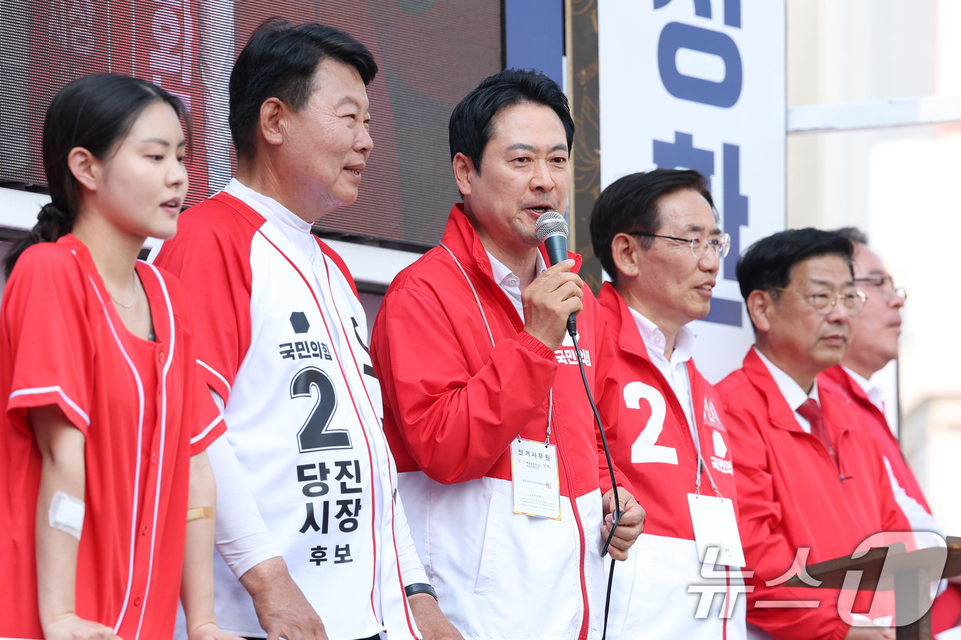 (당진=뉴스1) 신웅수 기자 = 장동혁 국민의힘 대표가 2일 충남 당진시 당진구터미널로터리에서 시민들에게 오성환 당진시장 후보 지지를 호소하고 있다. 2026.6.2/뉴스1