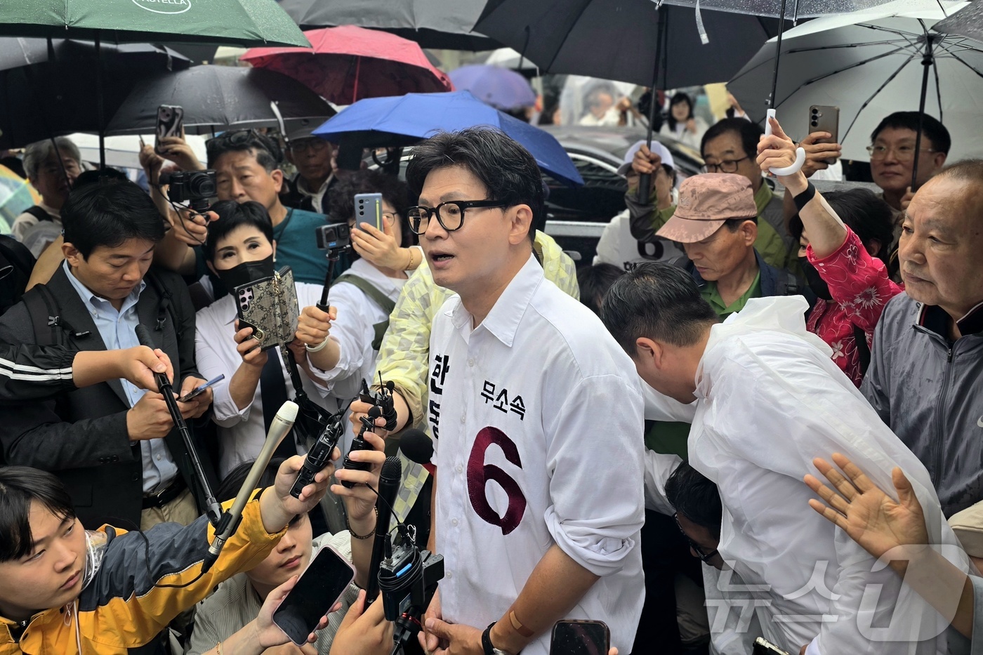 (부산=뉴스1) 이주현 기자 = 한동훈 북구갑 보궐선거 무소속 후보가 피날레 유세에 앞서 북구 덕천 젊음의거리에서 백브리핑을 열고 입장을 밝히고 있다.2026.6.2/뉴스1