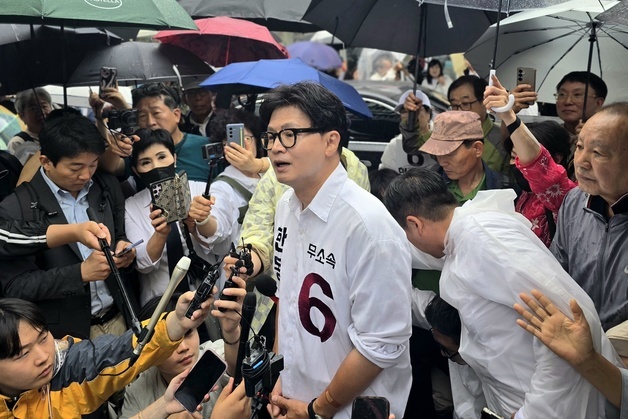 기자들의 질문에 답하고 있는 한동훈