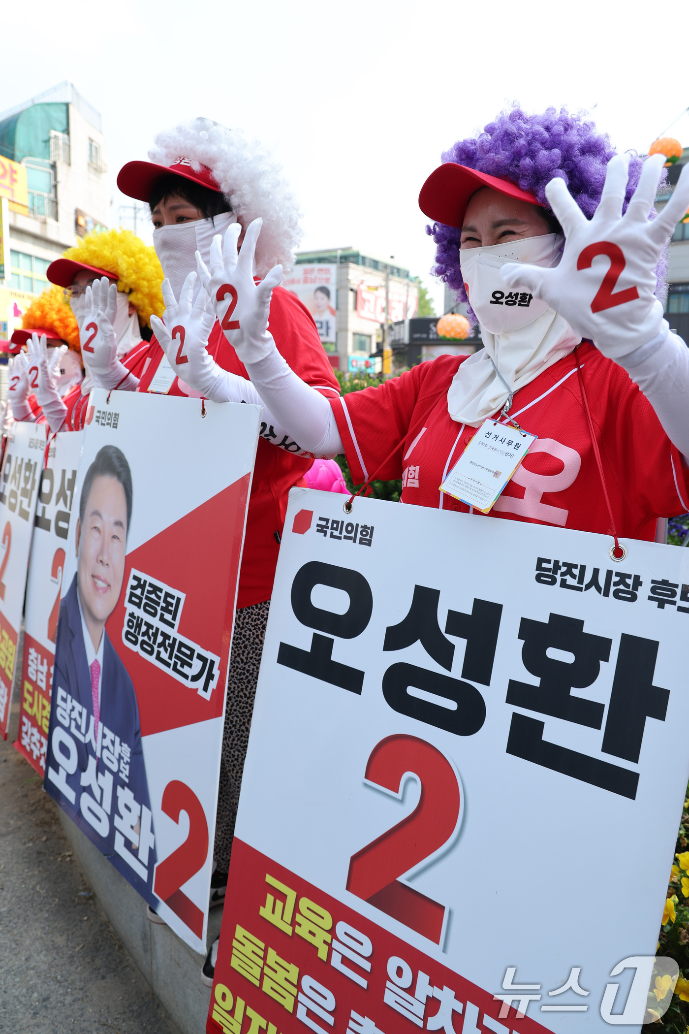 (당진=뉴스1) 신웅수 기자 = 2일 충남 당진시 당진구터미널로터리에서 국민의힘 선거운동원이 지지를 호소하고 있다. 2026.6.2/뉴스1