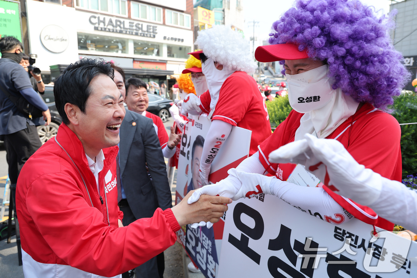 (당진=뉴스1) 신웅수 기자 = 장동혁 국민의힘 대표가 2일 충남 당진시 당진구터미널로터리에서 가발을 쓴 선거운동원들을 향해 엄지를 치켜세우고 있다. 2026.6.2/뉴스1