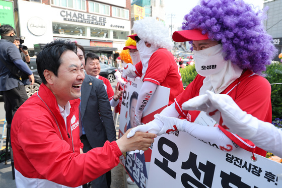 선거운동원 복장에 미소짓는 장동혁 대표