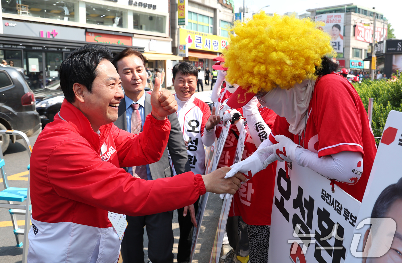 (당진=뉴스1) 신웅수 기자 = 장동혁 국민의힘 대표가 2일 충남 당진시 당진구터미널로터리에서 가발을 쓴 선거운동원들을 향해 엄지를 치켜세우고 있다. 2026.6.2/뉴스1
