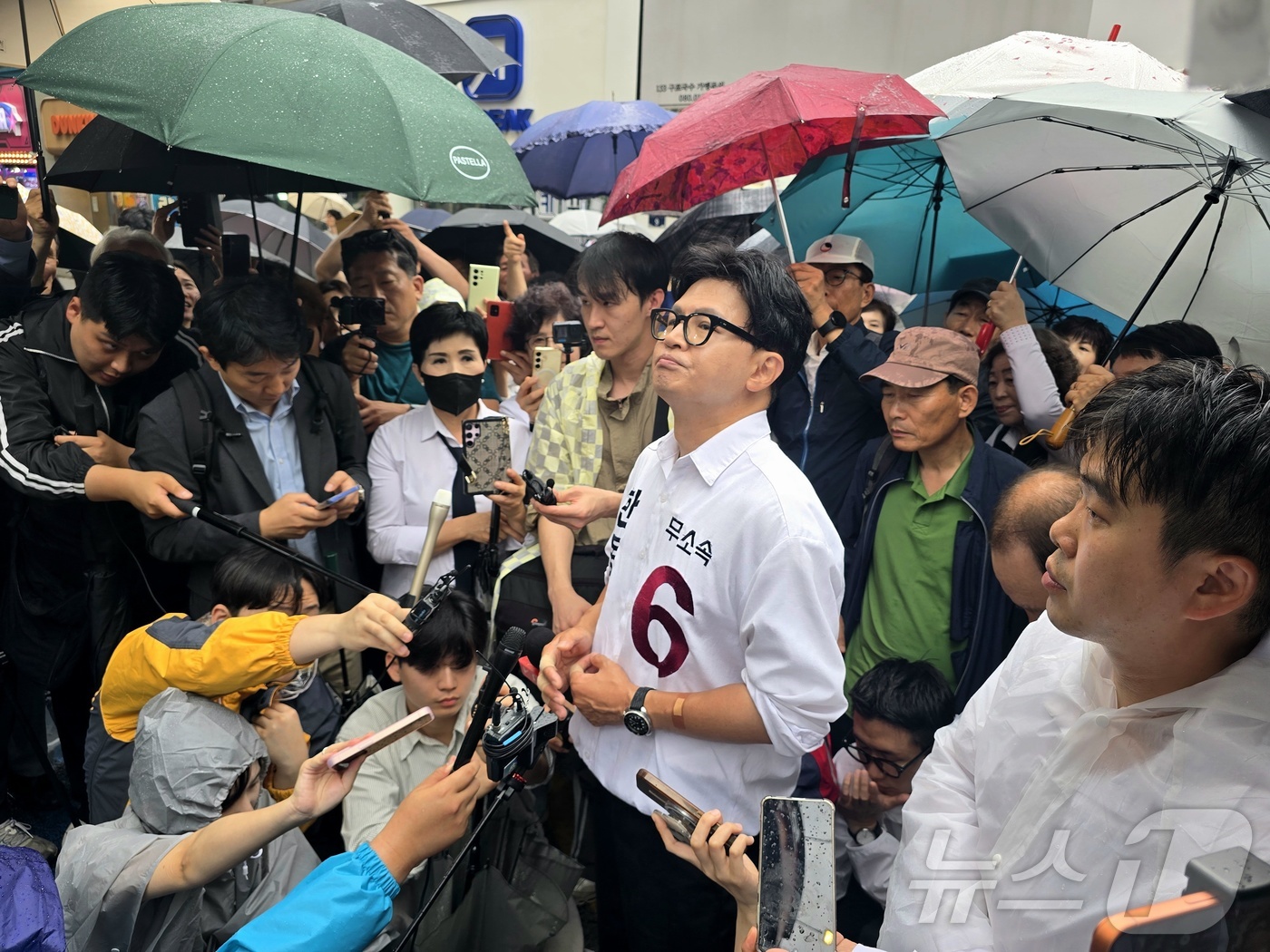 (부산=뉴스1) 이주현 기자 = 한동훈 북구갑 보궐선거 무소속 후보가 피날레 유세에 앞서 북구 덕천 젊음의거리에서 백브리핑을 진행하고 있다.2026.6.2/뉴스1
