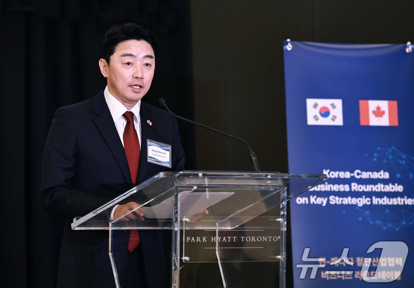 (서울=뉴스1) 허경 기자 = 강훈식 대통령비서실장이 지난 1일(현지시간) 캐나다 오타와에서 열린 한-캐 첨단산업협력 비즈니스 라운드테이블에서 발언하고 있다. (강훈식 비서실장 S …