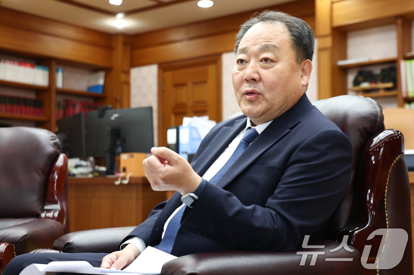 본문 이미지 - 손인혁 헌법재판소 사무처장은 2일 서울 종로구 헌재 집무실에서 진행된 뉴스1과 인터뷰에서 재판소원이 도입됐지만 인력 선발과 교육에는 시간이 필요하다며 업무 공간 부족 문제도 해소해나갈 것이라고 말했다. ⓒ 뉴스1 최지환 기자
