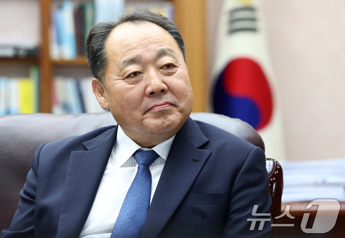 본문 이미지 - 손인혁 헌법재판소 사무처장은 2일 서울 종로구 헌재 집무실에서 진행된 뉴스1과 인터뷰에서 "헌법재판연구원의 교육기능을 강화해 12·3 계엄 사태와 같은 일이 발생하지 않도록 공직자나 일반 시민들에 대한 교육을 강화할 필요성이 있다"고 말했다.  ⓒ 뉴스1 최지환 기자