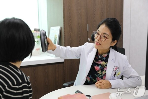본문 이미지 - 김혜원 난치성가려움증센터장이 진료를 보고 있다. (한림대의료원 제공)