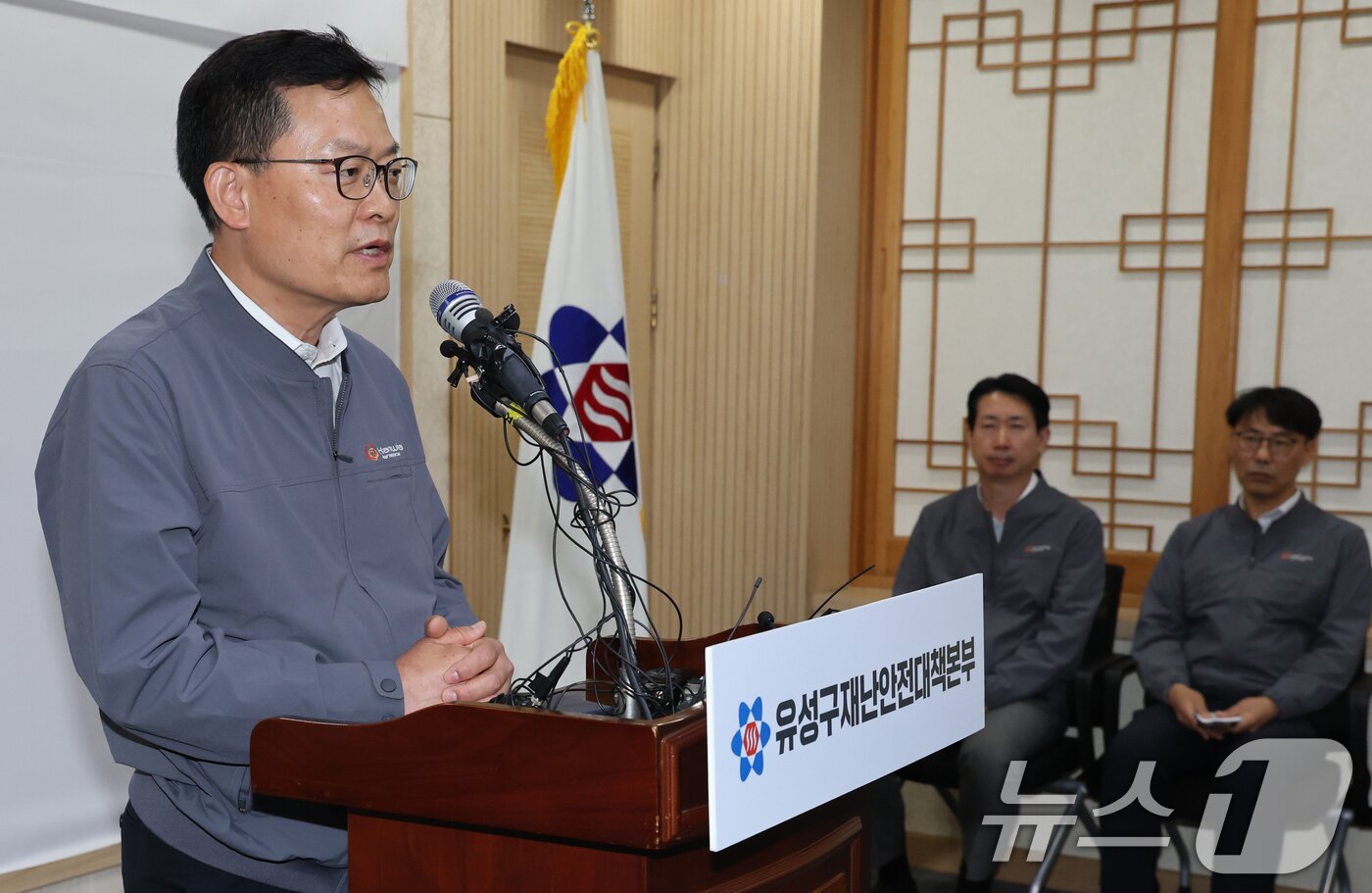 본문 이미지 - 손재일 한화에어로스페이스 대표이사가 2일 대전 유성구청 재난안전대책본부에서 열린 한화에어로스페이스 대전사업장 폭발사고 언론 브리핑에서 사과하고 있다. 2026.6.2 ⓒ 뉴스1 김기태 기자