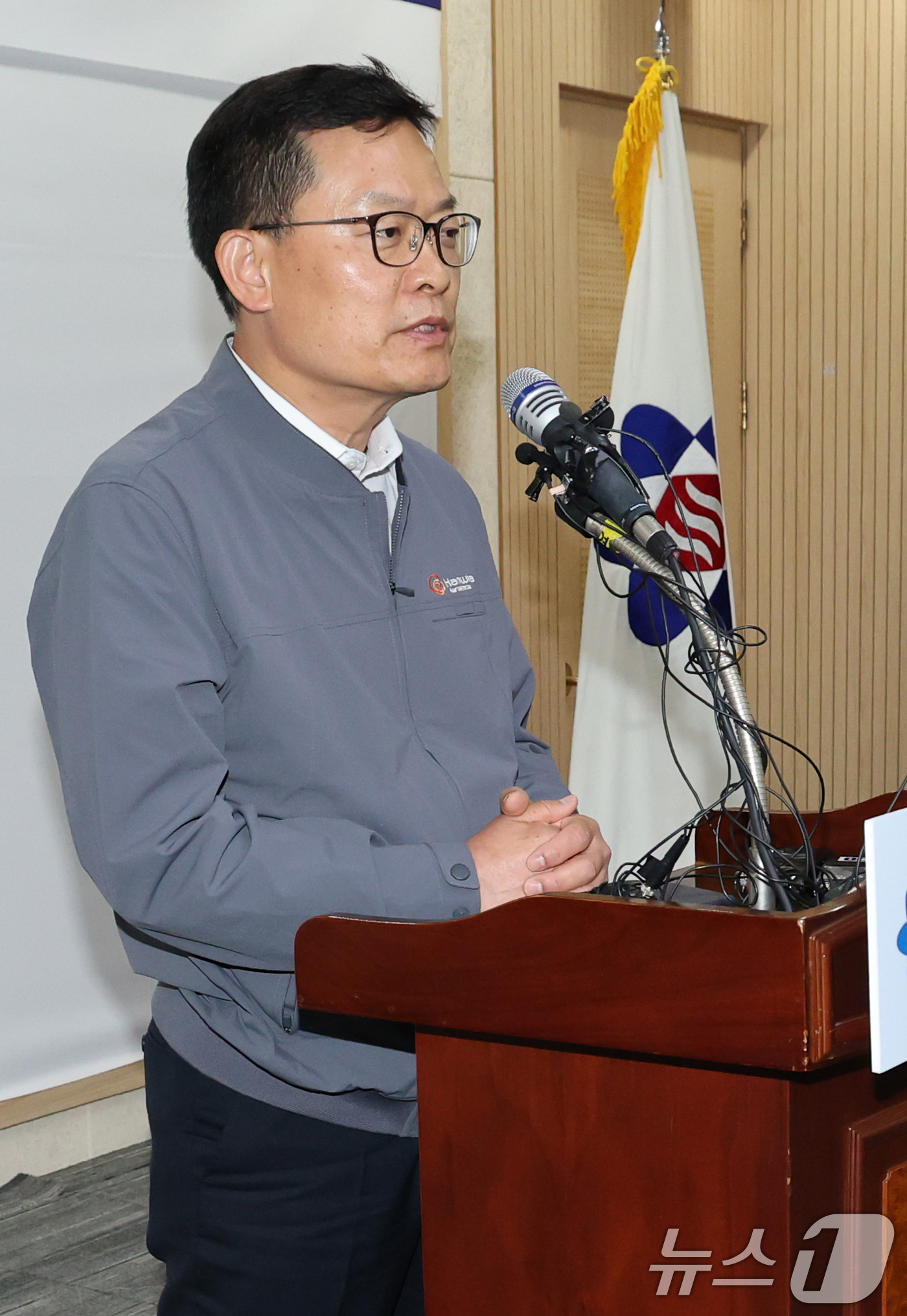 (대전=뉴스1) 김기태 기자 = 손재일 한화에어로스페이스 대표이사가 2일 대전 유성구청 재난안전대책본부에서 열린  한화에어로스페이스 대전사업장 폭발사고 언론 브리핑에서 사과하고 있 …
