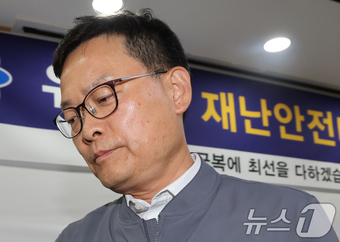 (대전=뉴스1) 김기태 기자 = 손재일 한화에어로스페이스 대표이사가 2일 대전 유성구청 재난안전대책본부에서 열린  한화에어로스페이스 대전사업장 폭발사고 언론 브리핑을 마치고 이동하 …