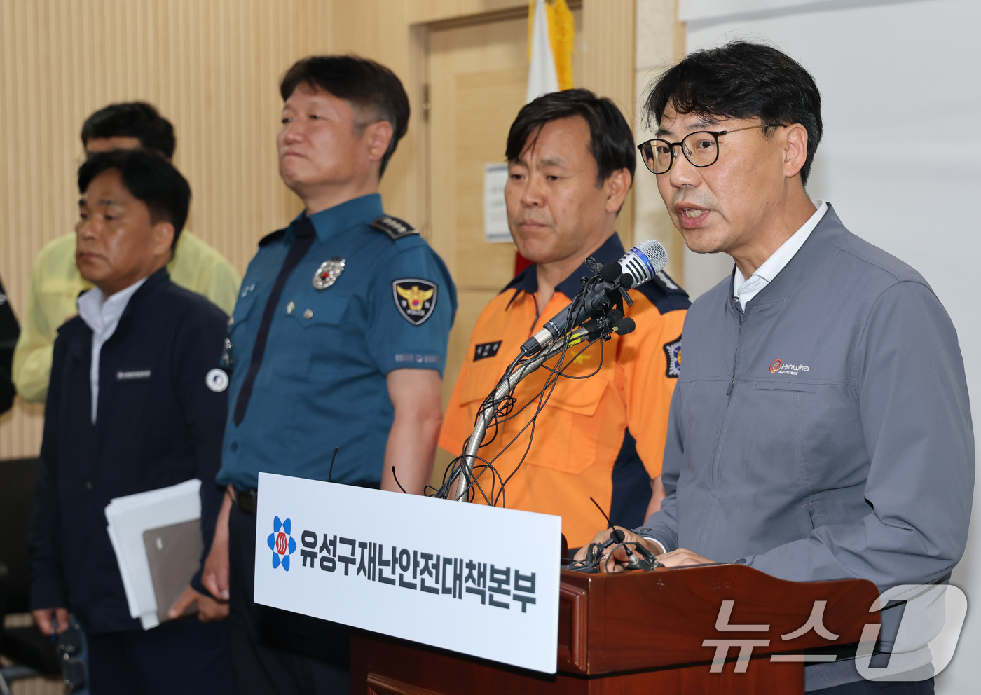 (대전=뉴스1) 김기태 기자 = 가재웅 한화에어로스페이스 대전사업장장이 2일 대전 유성구청 재난안전대책본부에서 열린  한화에어로스페이스 대전사업장 폭발사고 언론 브리핑에서 발언하고 …
