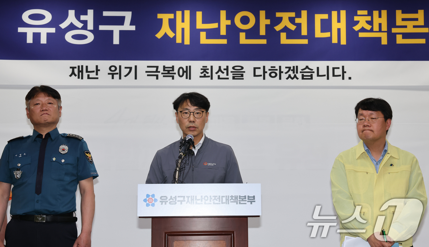 (대전=뉴스1) 김기태 기자 = 가재웅 한화에어로스페이스 대전사업장장이 2일 대전 유성구청 재난안전대책본부에서 열린  한화에어로스페이스 대전사업장 폭발사고 언론 브리핑에서 발언하고 …