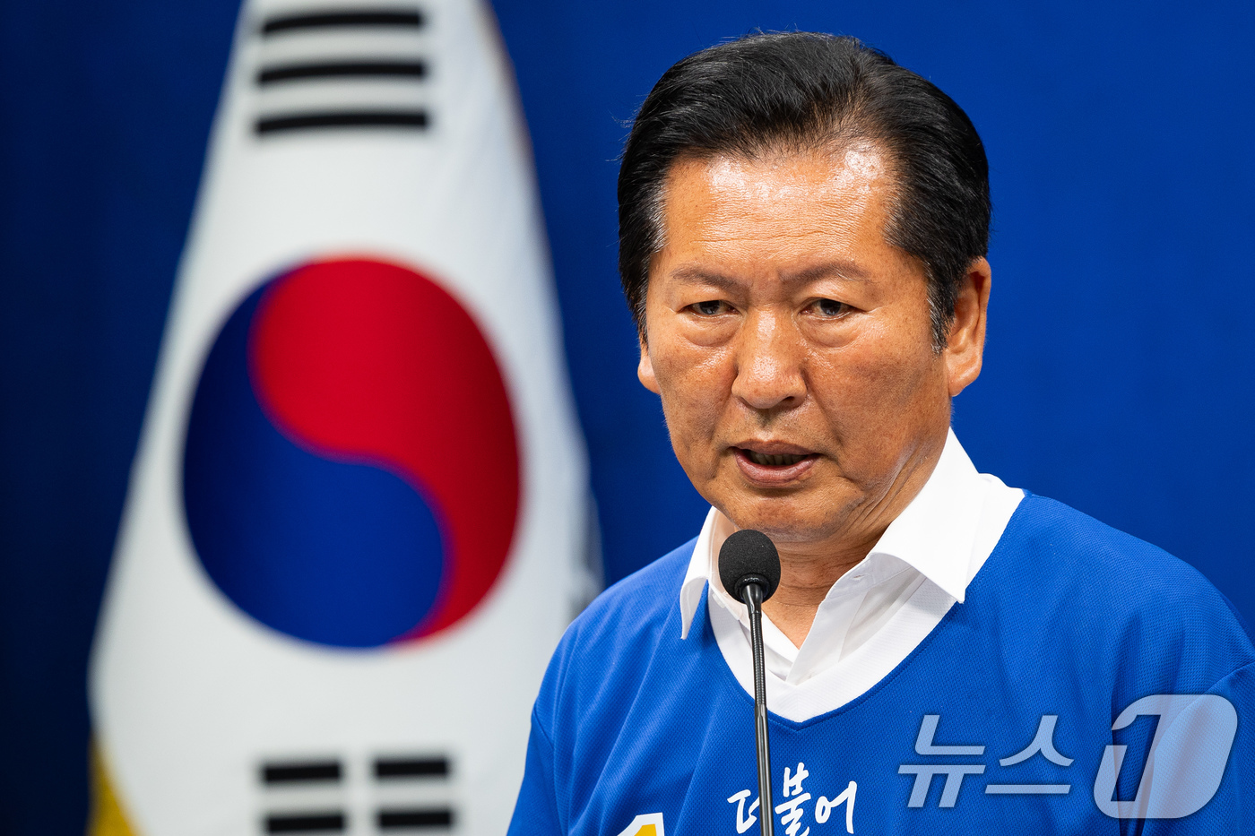 (서울=뉴스1) 유승관 기자 = 정청래 더불어민주당 대표가 6·3 지방선거 및 국회의원 재보궐 선거 본투표를 하루 앞둔 2일 서울 여의도 국회에서 대국민 투표 호소 기자회견을 하고 …