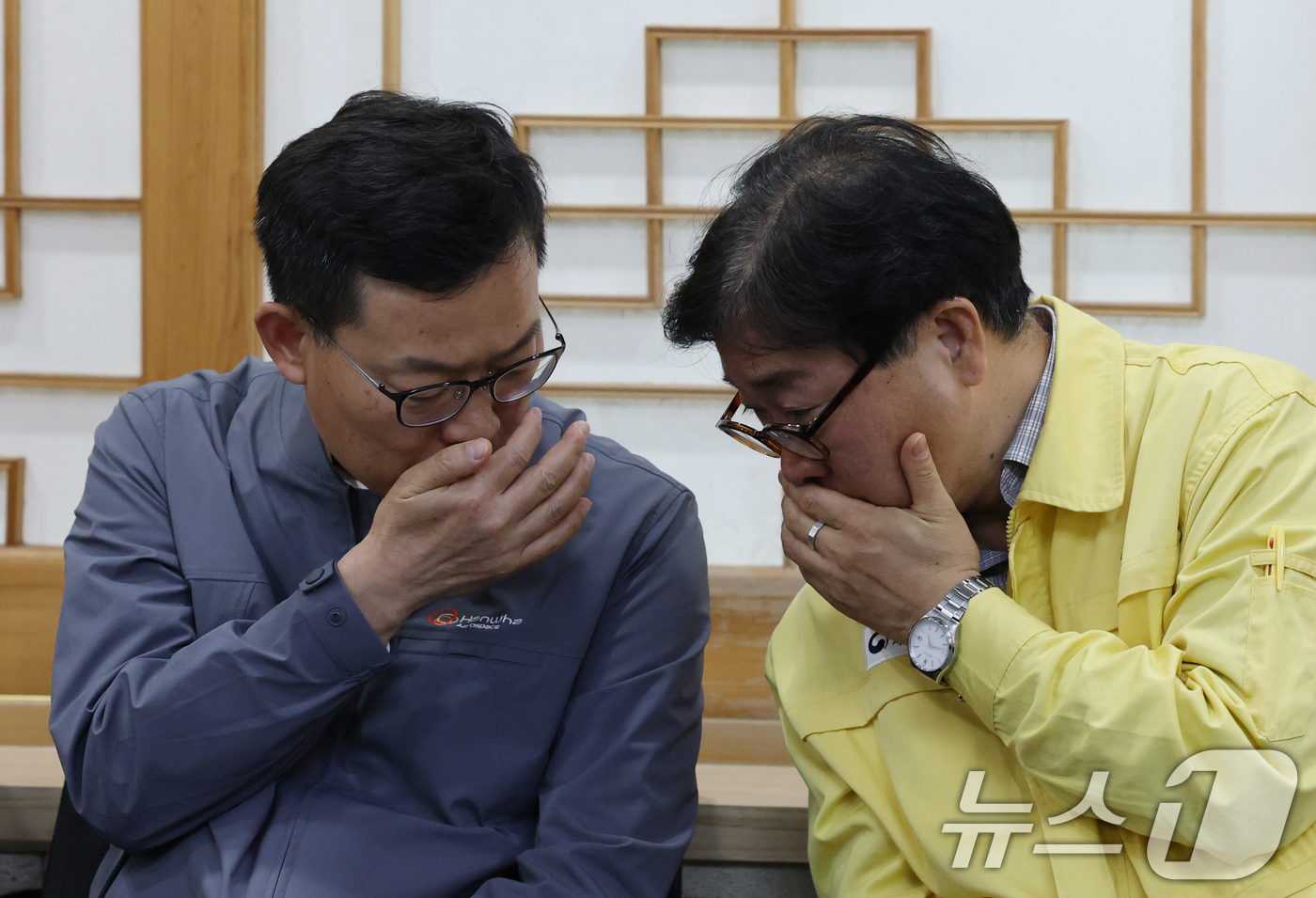 (대전=뉴스1) 김기태 기자 = 손재일 한화에어로스페이스 대표이사가 2일 대전 유성구청 재난안전대책본부에서 열린 한화에어로스페이스 대전사업장 폭발사고 언론 브리핑에서 행안부 직원과 …