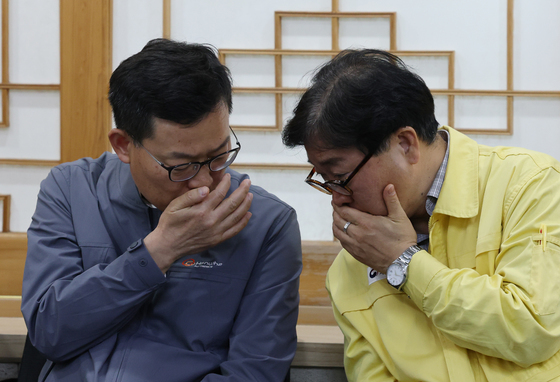 행안부 직원과 대화하는 손재일 대표이사