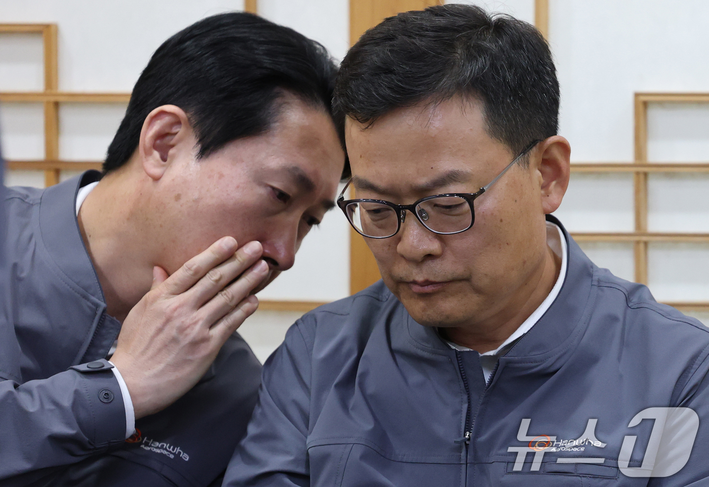(대전=뉴스1) 김기태 기자 = 손재일 한화에어로스페이스 대표이사가 2일 대전 유성구청 재난안전대책본부에서 열린 한화에어로스페이스 대전사업장 폭발사고 언론 브리핑에서 직원과 대화하 …