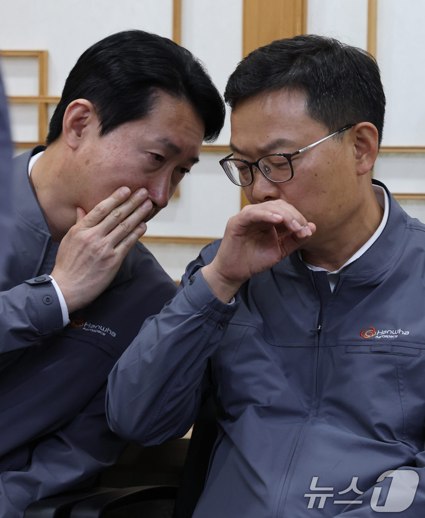 (대전=뉴스1) 김기태 기자 = 손재일 한화에어로스페이스 대표이사가 2일 대전 유성구청 재난안전대책본부에서 열린 한화에어로스페이스 대전사업장 폭발사고 언론 브리핑에서 직원 대화하고 …
