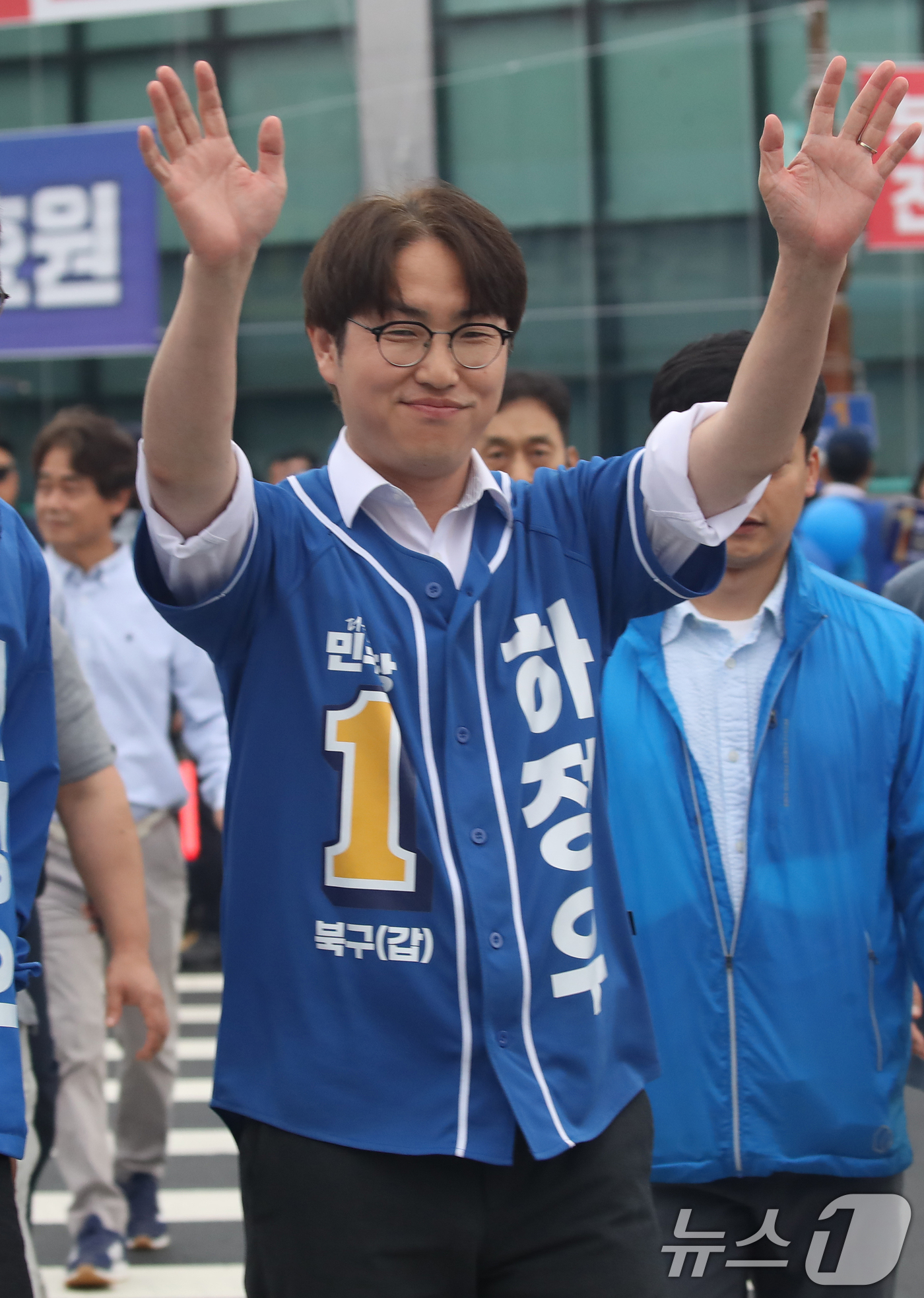 (부산=뉴스1) 윤일지 기자 = 하정우 더불어민주당 부산 북구갑 국회의원 후보가 제9회 전국동시지방선거 및 국회의원 재보궐선거를 하루 앞둔 2일 부산 북구 구포대교 사거리에서 마지 …