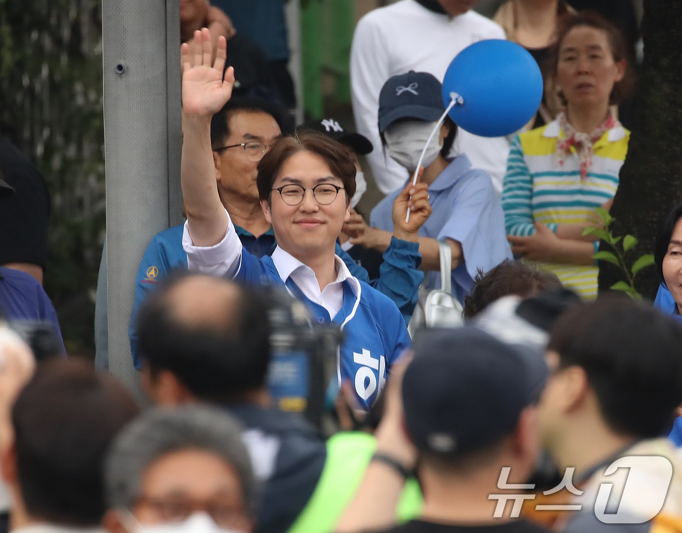 (부산=뉴스1) 윤일지 기자 = 하정우 더불어민주당 부산 북구갑 국회의원 후보가 제9회 전국동시지방선거 및 국회의원 재보궐선거를 하루 앞둔 2일 부산 북구 구포대교 사거리에서 마지 …