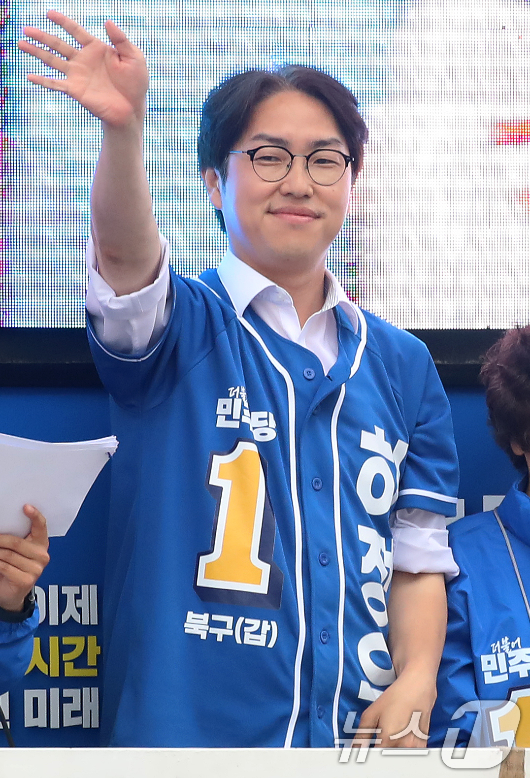 (부산=뉴스1) 윤일지 기자 = 하정우 더불어민주당 부산 북구갑 국회의원 후보가 제9회 전국동시지방선거 및 국회의원 재보궐선거를 하루 앞둔 2일 부산 북구 구포대교 사거리에서 마지 …