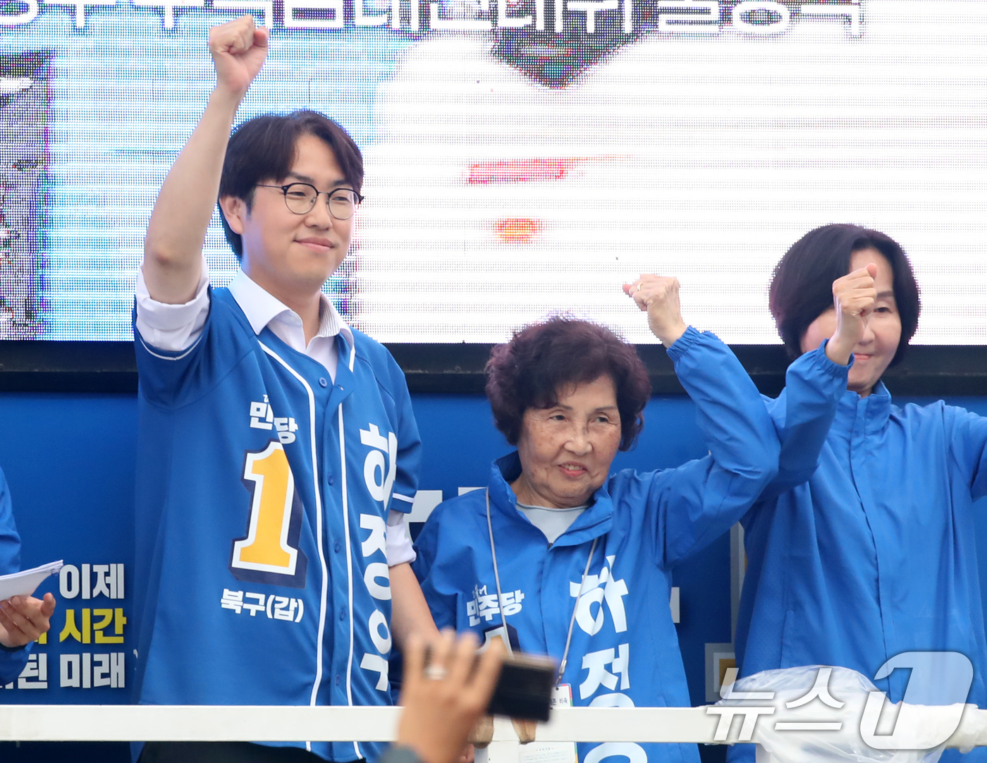 (부산=뉴스1) 윤일지 기자 = 하정우 더불어민주당 부산 북구갑 국회의원 후보가 제9회 전국동시지방선거 및 국회의원 재보궐선거를 하루 앞둔 2일 부산 북구 구포대교 사거리에서 마지 …