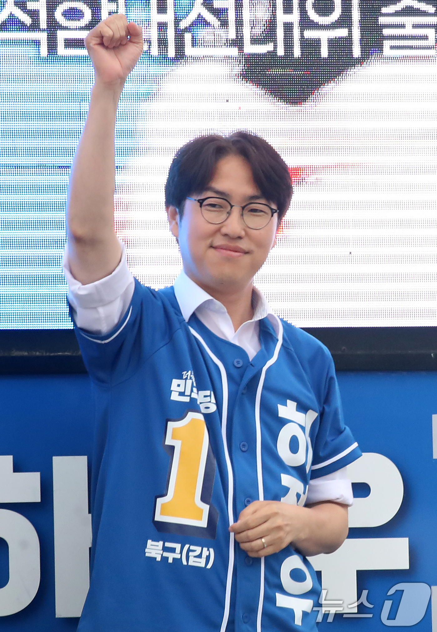 (부산=뉴스1) 윤일지 기자 = 하정우 더불어민주당 부산 북구갑 국회의원 후보가 제9회 전국동시지방선거 및 국회의원 재보궐선거를 하루 앞둔 2일 부산 북구 구포대교 사거리에서 마지 …