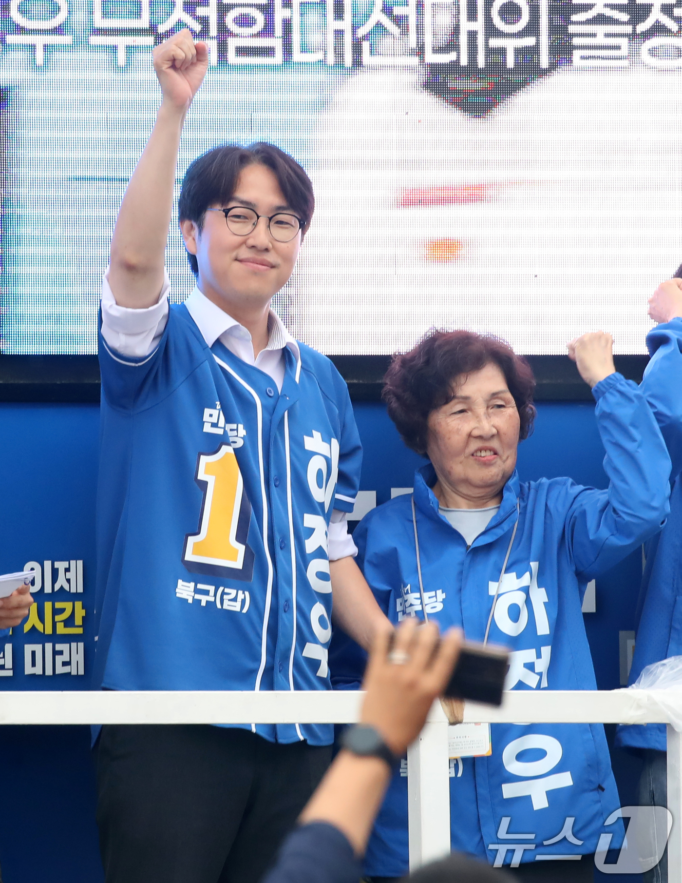 (부산=뉴스1) 윤일지 기자 = 하정우 더불어민주당 부산 북구갑 국회의원 후보가 제9회 전국동시지방선거 및 국회의원 재보궐선거를 하루 앞둔 2일 부산 북구 구포대교 사거리에서 마지 …