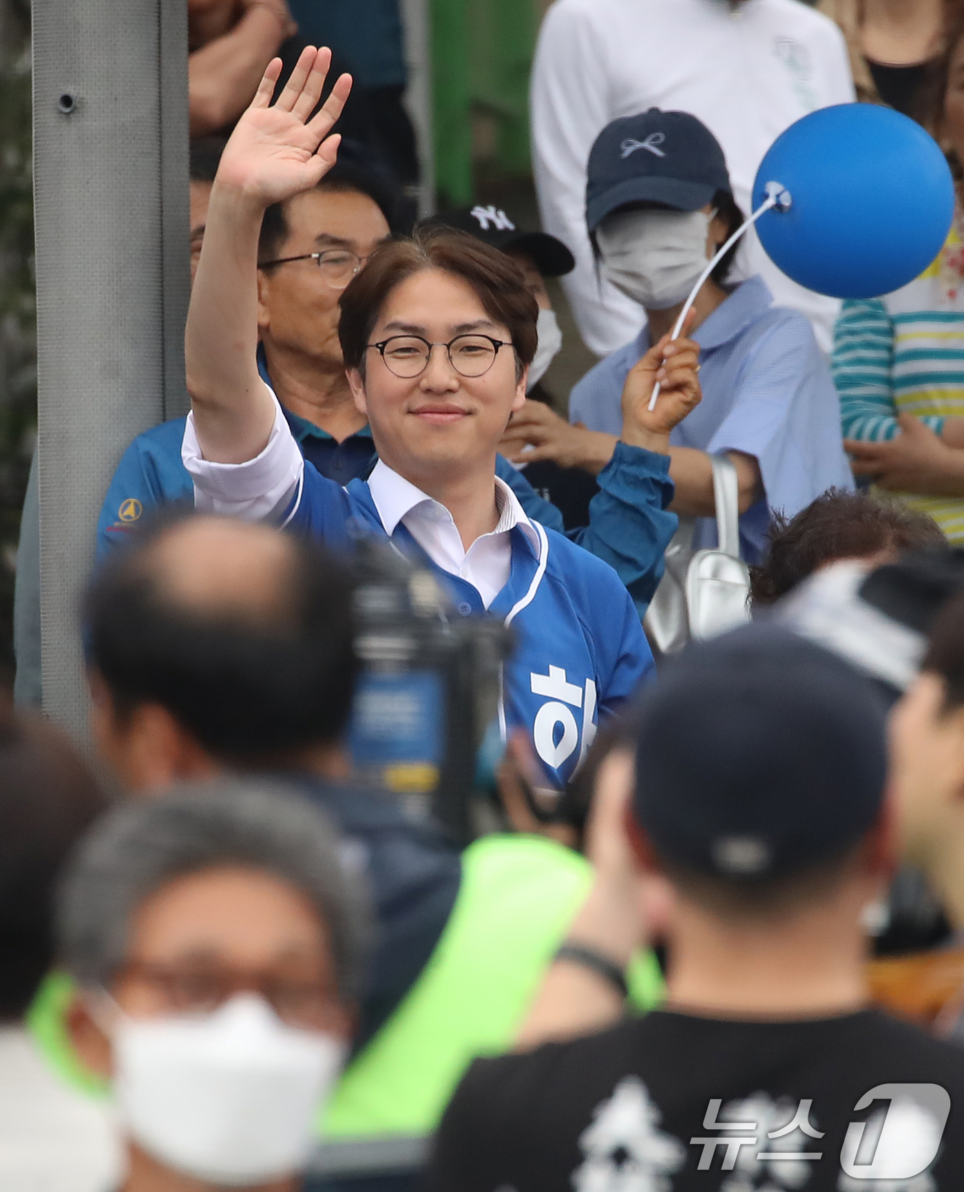(부산=뉴스1) 윤일지 기자 = 하정우 더불어민주당 부산 북구갑 국회의원 후보가 제9회 전국동시지방선거 및 국회의원 재보궐선거를 하루 앞둔 2일 부산 북구 구포대교 사거리에서 마지 …