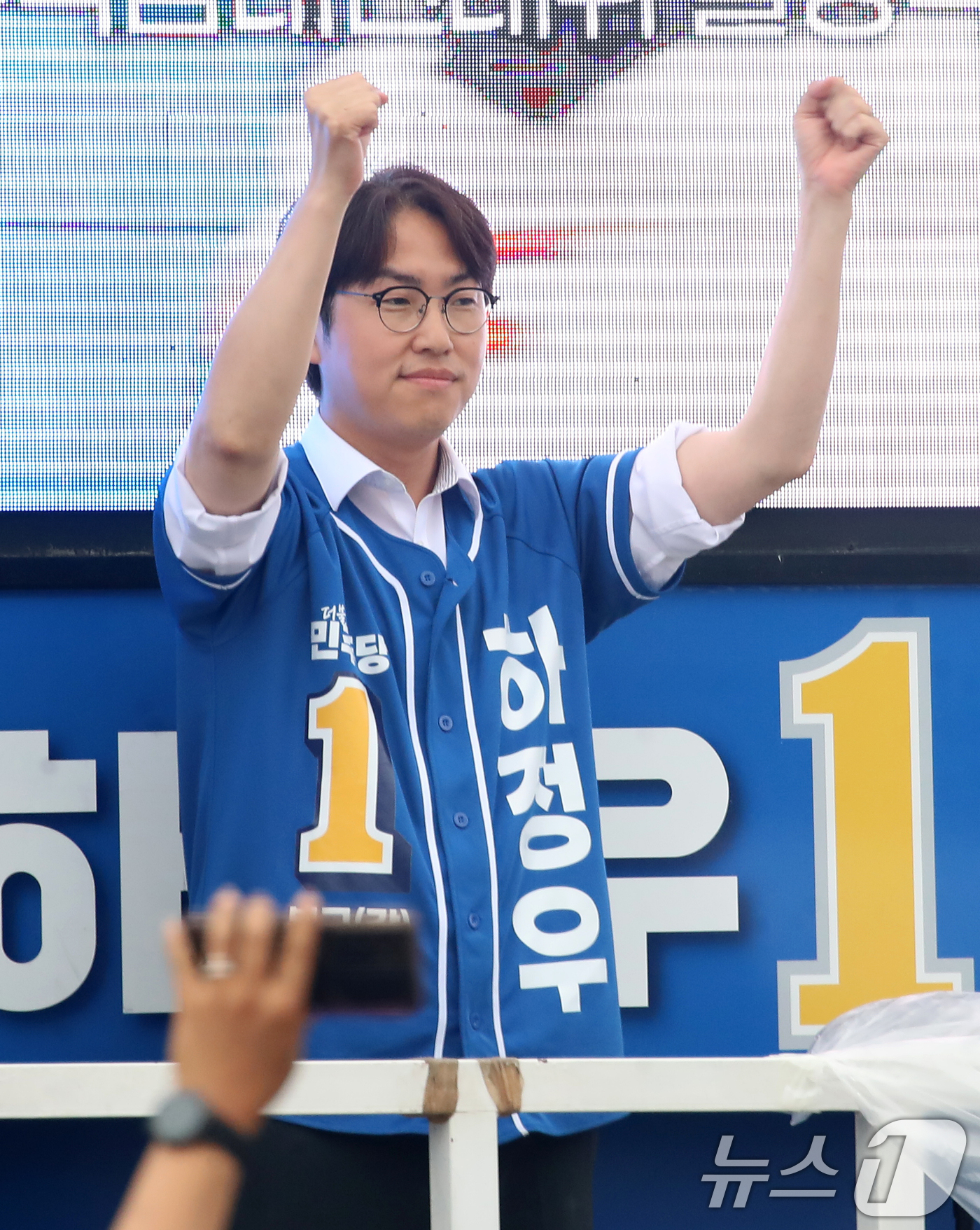 (부산=뉴스1) 윤일지 기자 = 하정우 더불어민주당 부산 북구갑 국회의원 후보가 제9회 전국동시지방선거 및 국회의원 재보궐선거를 하루 앞둔 2일 부산 북구 구포대교 사거리에서 마지 …