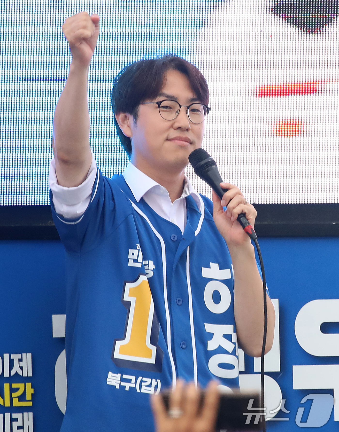 (부산=뉴스1) 윤일지 기자 = 하정우 더불어민주당 부산 북구갑 국회의원 후보가 제9회 전국동시지방선거 및 국회의원 재보궐선거를 하루 앞둔 2일 부산 북구 구포대교 사거리에서 마지 …
