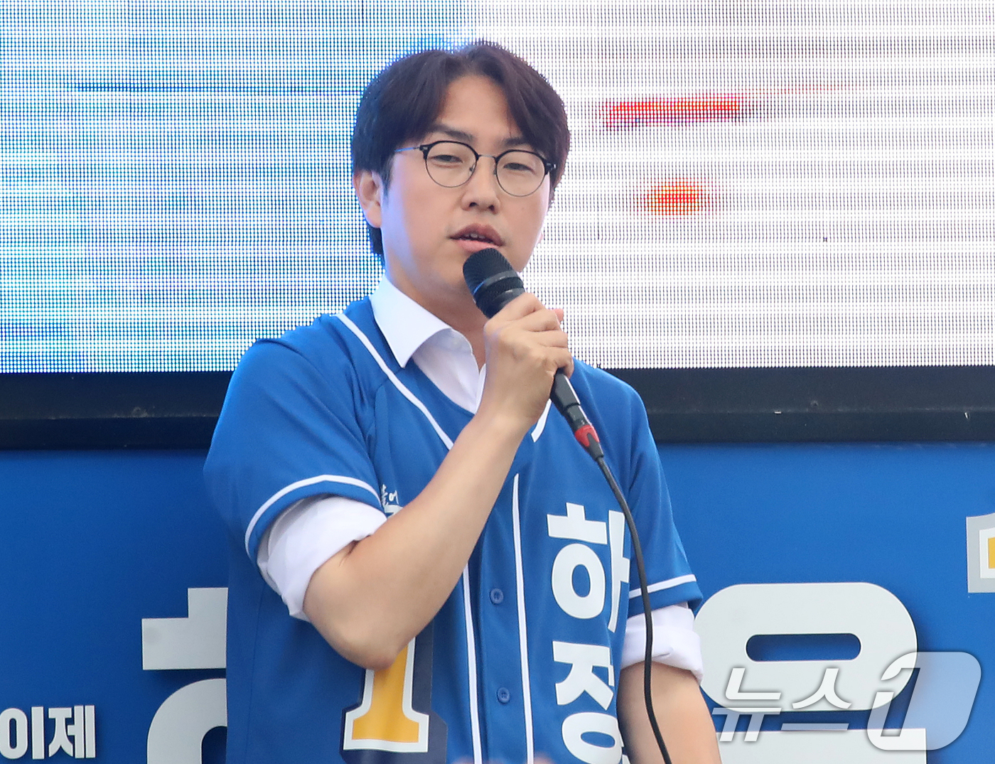 (부산=뉴스1) 윤일지 기자 = 하정우 더불어민주당 부산 북구갑 국회의원 후보가 제9회 전국동시지방선거 및 국회의원 재보궐선거를 하루 앞둔 2일 부산 북구 구포대교 사거리에서 마지 …