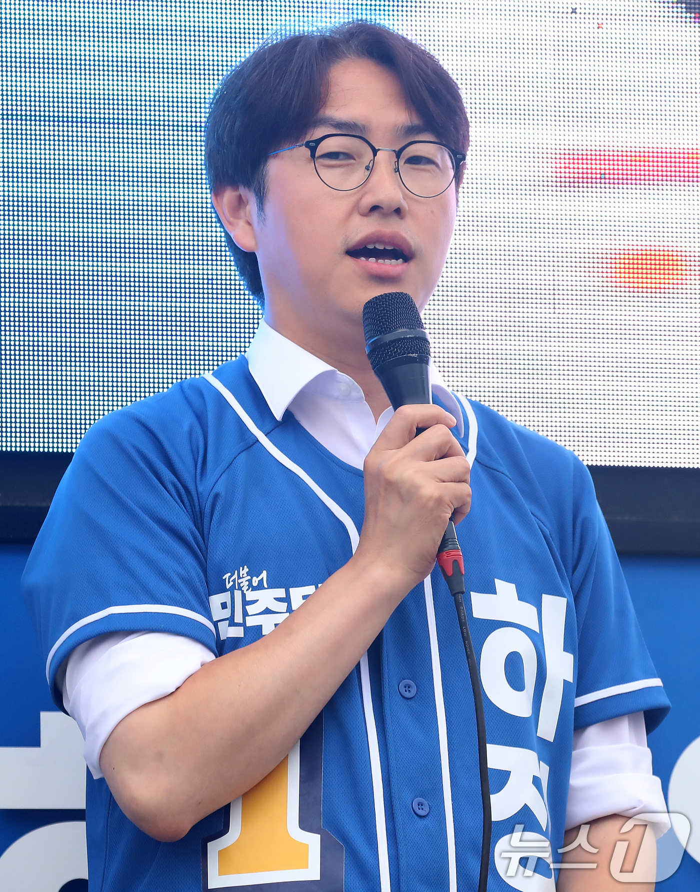 (부산=뉴스1) 윤일지 기자 = 하정우 더불어민주당 부산 북구갑 국회의원 후보가 제9회 전국동시지방선거 및 국회의원 재보궐선거를 하루 앞둔 2일 부산 북구 구포대교 사거리에서 마지 …