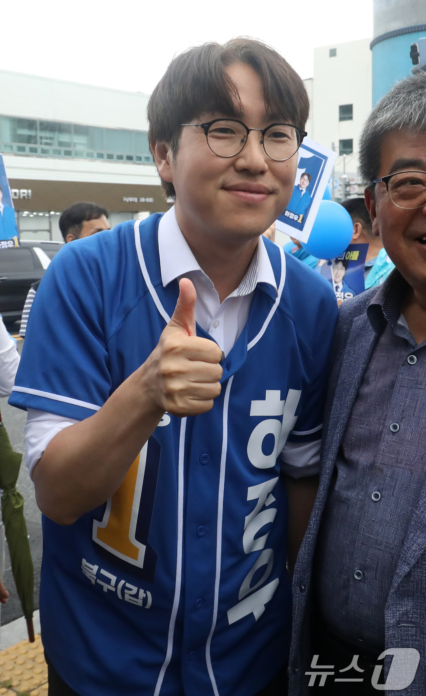 (부산=뉴스1) 윤일지 기자 = 하정우 더불어민주당 부산 북구갑 국회의원 후보가 제9회 전국동시지방선거 및 국회의원 재보궐선거를 하루 앞둔 2일 부산 북구 구포대교 사거리에서 마지 …