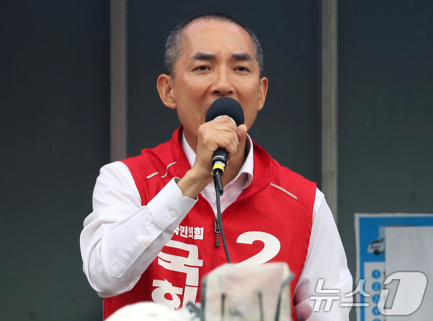 (부산=뉴스1) 윤일지 기자 = 박민식 국민의힘 부산 북구갑 국회의원 후보가 제9회 전국동시지방선거 및 국회의원 재보궐선거를 하루 앞둔 2일 부산 북구 구포시장 인근에서 파이널 유 …