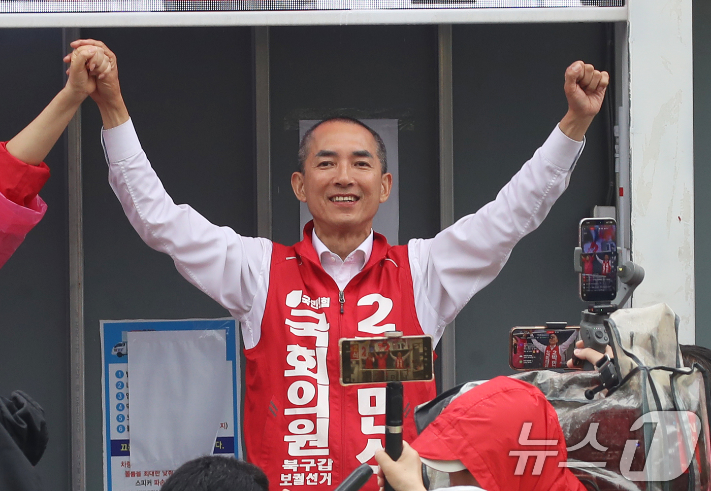 (부산=뉴스1) 윤일지 기자 = 박민식 국민의힘 부산 북구갑 국회의원 후보가 제9회 전국동시지방선거 및 국회의원 재보궐선거를 하루 앞둔 2일 부산 북구 구포시장 인근에서 파이널 유 …