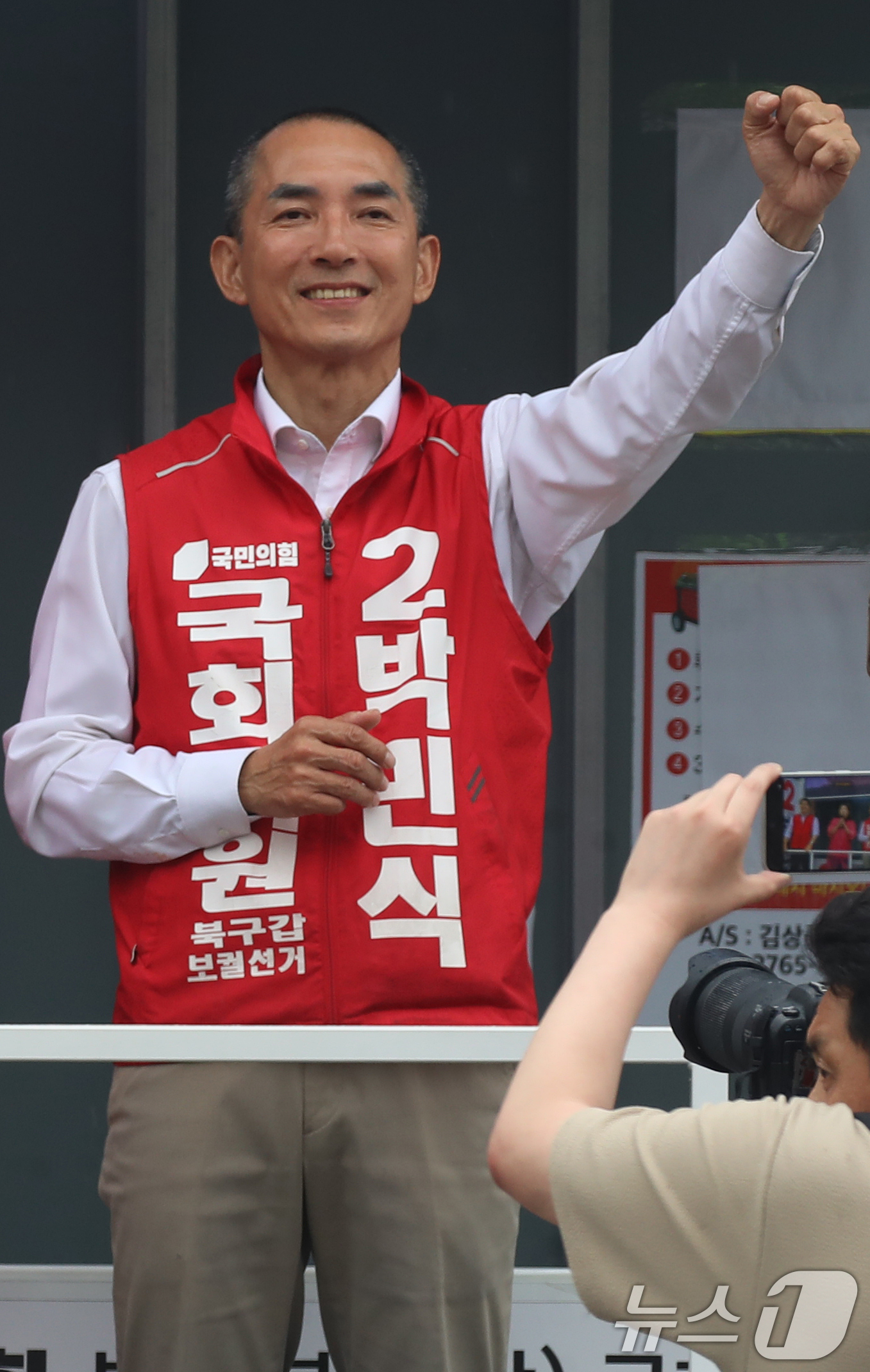 (부산=뉴스1) 윤일지 기자 = 박민식 국민의힘 부산 북구갑 국회의원 후보가 제9회 전국동시지방선거 및 국회의원 재보궐선거를 하루 앞둔 2일 부산 북구 구포시장 인근에서 파이널 유 …
