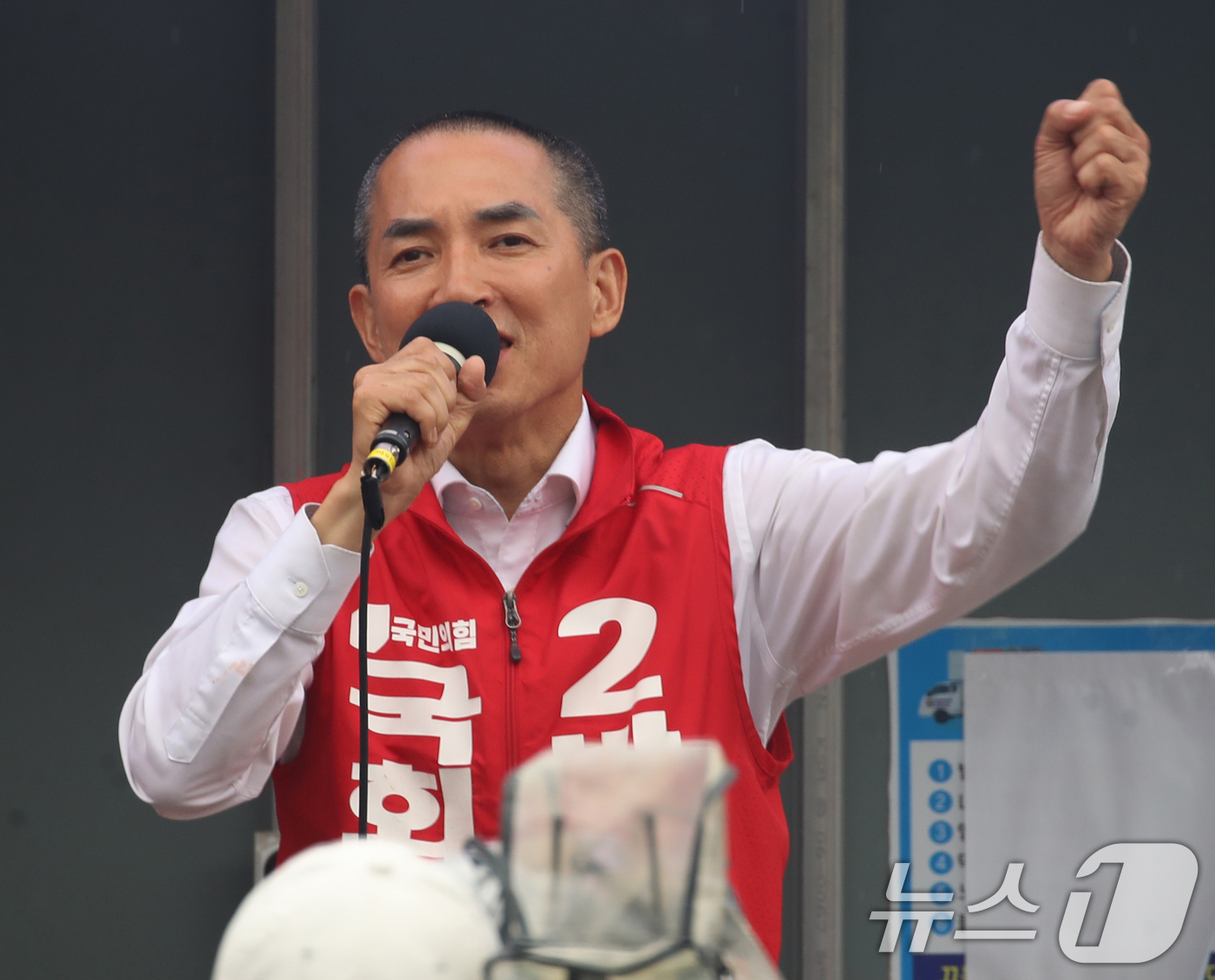 (부산=뉴스1) 윤일지 기자 = 박민식 국민의힘 부산 북구갑 국회의원 후보가 제9회 전국동시지방선거 및 국회의원 재보궐선거를 하루 앞둔 2일 부산 북구 구포시장 인근에서 파이널 유 …