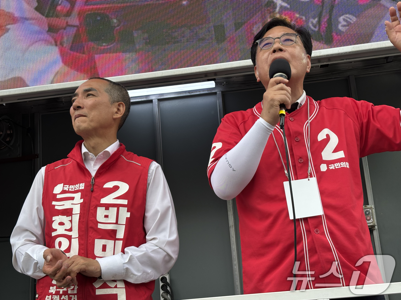 (부산=뉴스1) 홍윤 기자 = 송언석 국민의힘 원내대표가 제9회 전국동시지방선거 및 국회의원 재보궐선거를 하루 앞둔 2일 부산 북구 구포시장 인근에서 박민식 부산 북구갑 국회의원 …