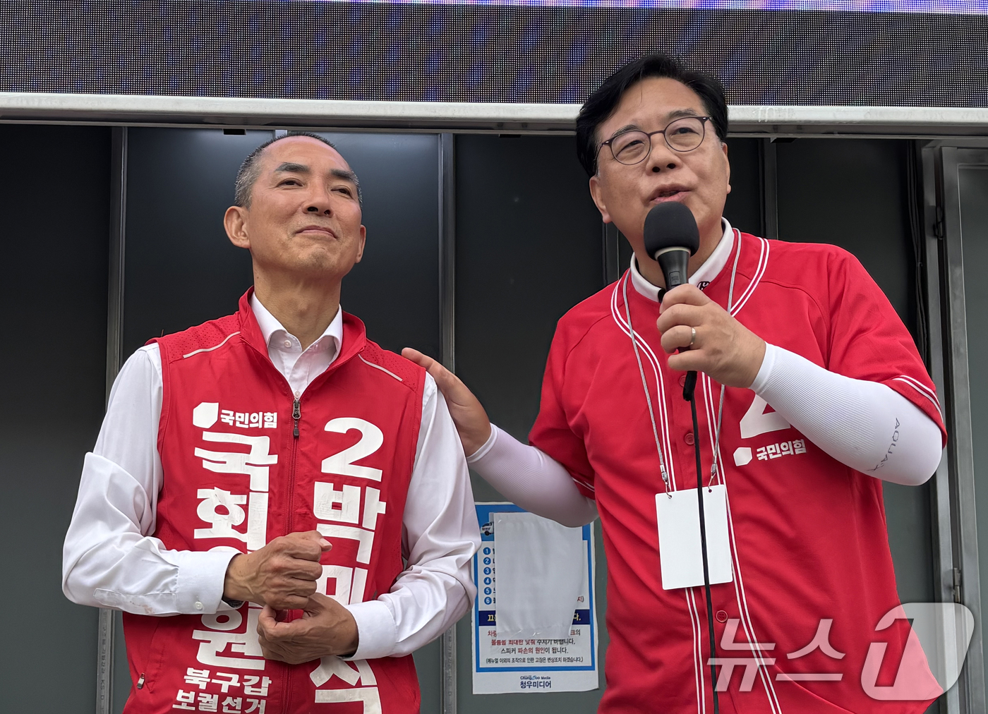 (부산=뉴스1) 홍윤 기자 = 송언석 국민의힘 원내대표가 제9회 전국동시지방선거 및 국회의원 재보궐선거를 하루 앞둔 2일 부산 북구 구포시장 인근에서 박민식 부산 북구갑 국회의원 …