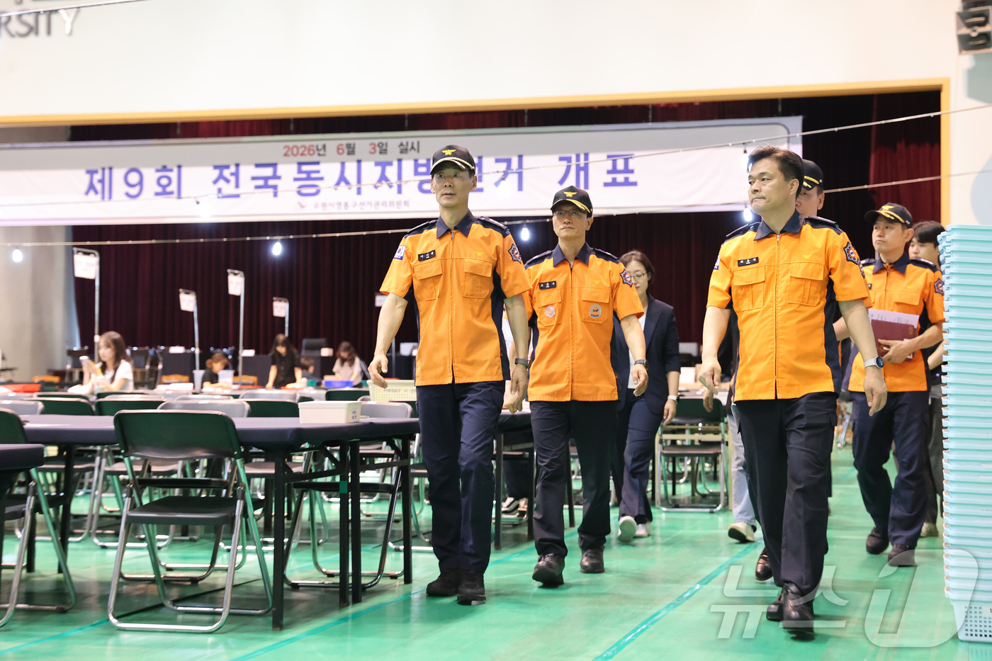 (수원=뉴스1) 김기현 기자 = 최용철 경기도소방재난본부장 전담 직무대리가 제9회 전국동시지방선거(6·3 지방선거)를 하루 앞둔 2일 수원시 영통구 아주대학교 체육관 개표소를 방문 …