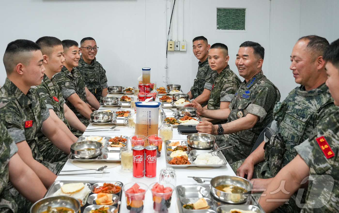 (서울=뉴스1) = 진영승 합참의장이 2일 해병대 제2사단을 방문해 장병들과 식사하고 있다. (합참 제공. 재판매 및 DB금지) 2026.6.2/뉴스1