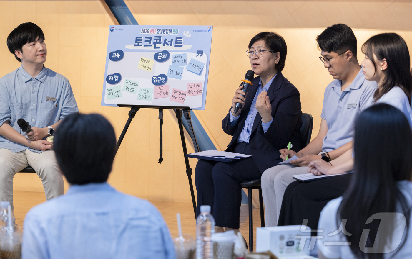 (서울=뉴스1) = 정은경 보건복지부 장관이 2일 오후 서울 마포구 청년문화공간 '주'에서 열린 청년 장애인정책 포럼 발대식에서 토크콘서트를 하고 있다. (보건복지부 제공. 재판매 …