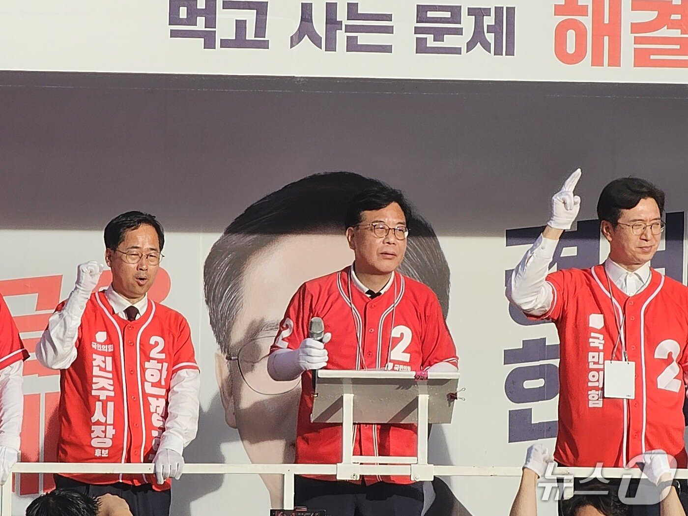 본문 이미지 - 한경호 국민의힘 진주시장 후보가 2일 진주자유시장 사거리에서 유세전을 펼치고 있다. 2026.6.2/뉴스1 한송학기자