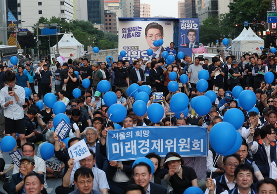 정원오 서울시장 집중유세장에 모인 지지자들
