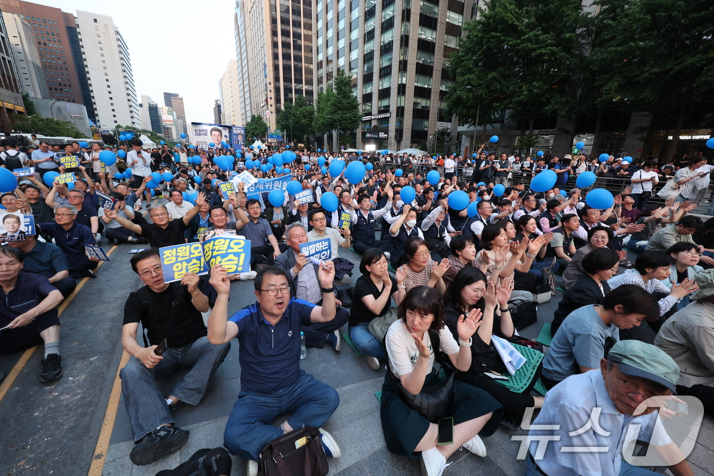 (서울=뉴스1) 황기선 기자 = 제9회 전국동시지방선거를 하루 앞둔 2일 오후 서울 청계광장 정원오 더불어민주당 서울시장 후보 집중유세 현장에서 지지자들이 환호하고 있다. 2026 …