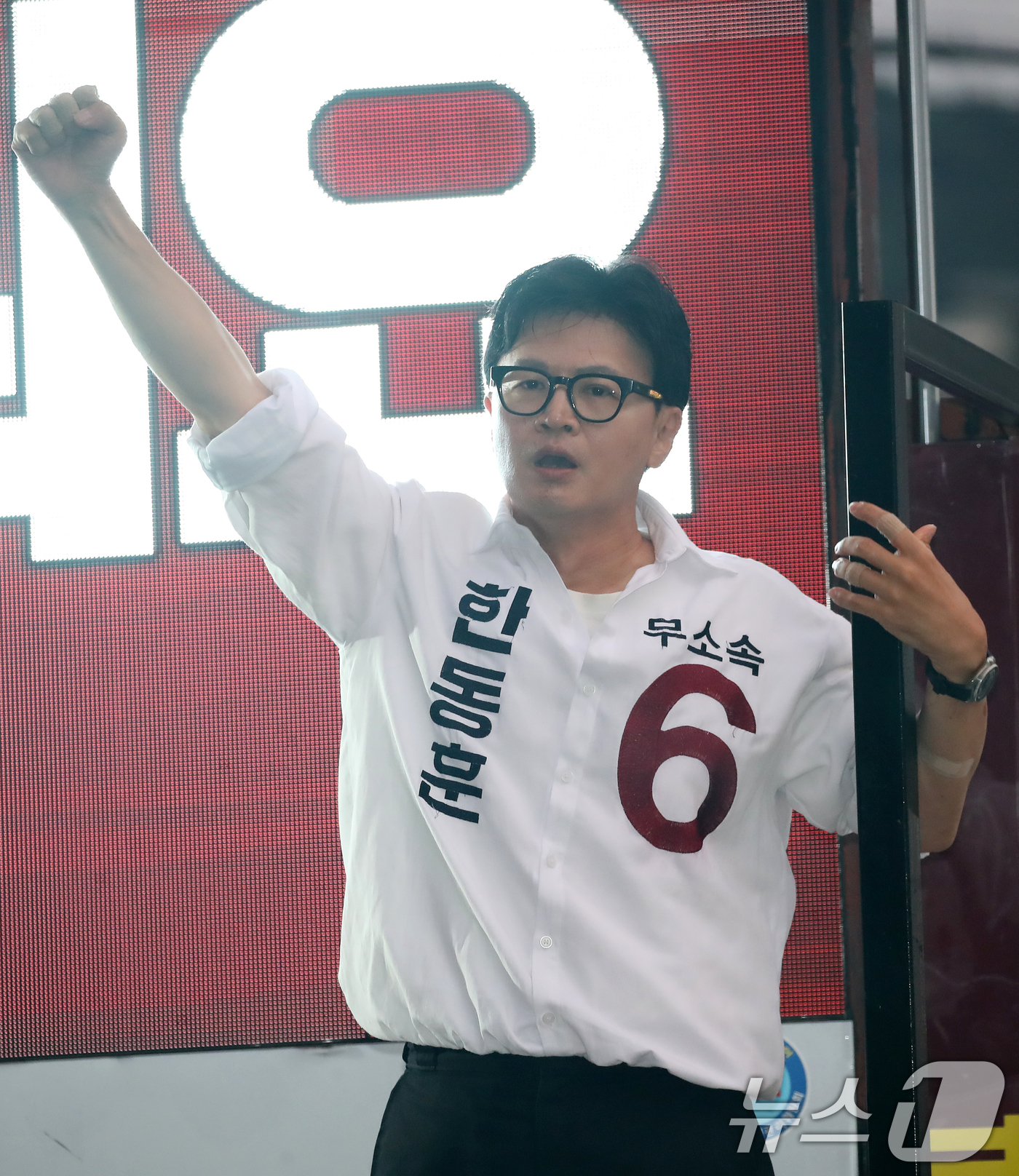 (부산=뉴스1) 윤일지 기자 = 한동훈 무소속 부산 북구갑 국회의원 후보가 제9회 전국동시지방선거 및 국회의원 재보궐선거를 하루 앞둔 2일 부산 북구 구포시장 인근 쌈지공원에서 피 …