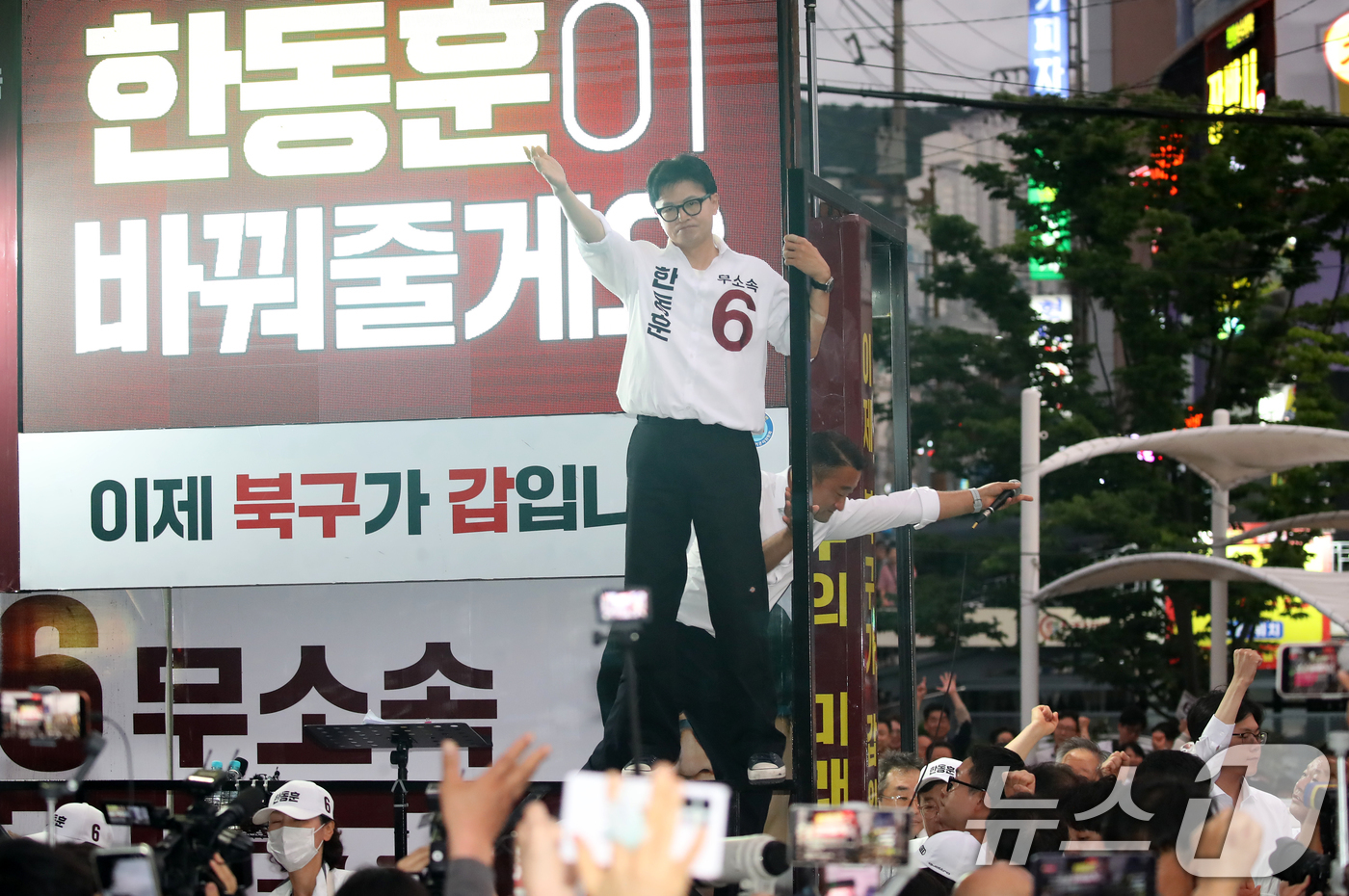 (부산=뉴스1) 윤일지 기자 = 한동훈 무소속 부산 북구갑 국회의원 후보가 제9회 전국동시지방선거 및 국회의원 재보궐선거를 하루 앞둔 2일 부산 북구 구포시장 인근 쌈지공원에서 피 …