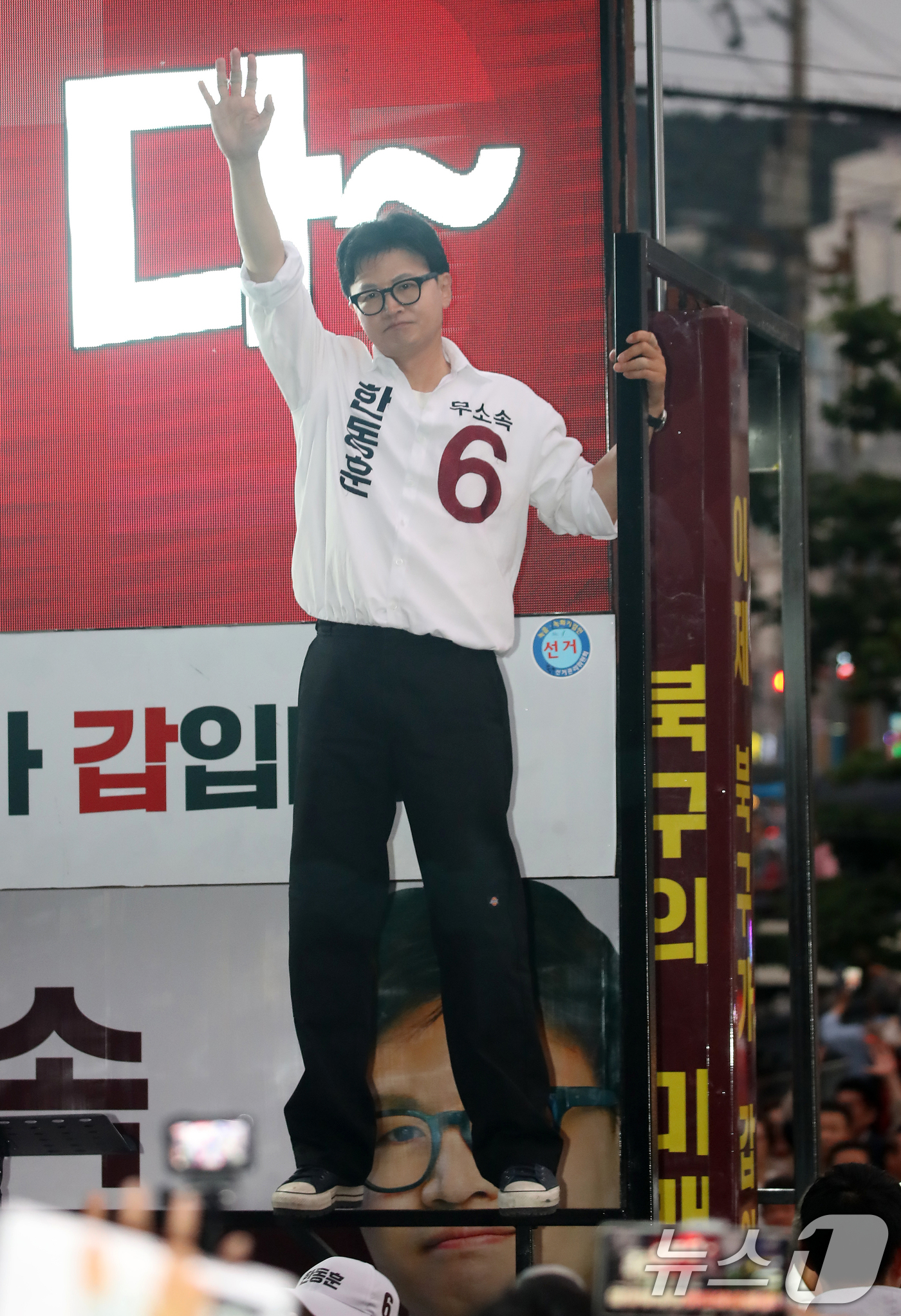 (부산=뉴스1) 윤일지 기자 = 한동훈 무소속 부산 북구갑 국회의원 후보가 제9회 전국동시지방선거 및 국회의원 재보궐선거를 하루 앞둔 2일 부산 북구 구포시장 인근 쌈지공원에서 피 …